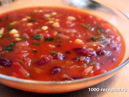 тарелка супа с фасолью и колбасками