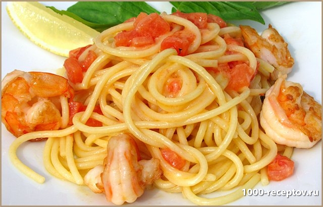 спагетти с креветками на тарелке